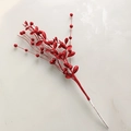 Dettaglio del ramo con bacche rosse glitterate per decorazioni natalizie fai da te - Rosso