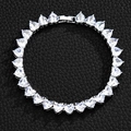 Nahaufnahme von silbernem Tennisarmband mit Herz-Kristallen auf schwarzem Lederhintergrund - 8 Zoll (20cm) / Silber Armband (Weißer Zirkon)