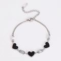 Detalle de pulsera de plata con colgante de corazón negro y circón rectangular - Color Acero