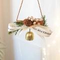 Adorno navideño artesanal con piña, rama de canela y una campana dorada - Rollo de Canela con Campana de Bronce (10*15cm)