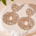 Dettaglio degli orecchini a cerchio con fiori di cristallo e strass a goccia su pietra - Pendenti a Cerchio con Fiori / Oro