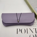 Tragbares hellviolettes Leder-Brillenetui mit Gummiband und goldener Perle als Verschluss - Lila