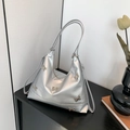 Borsa a spalla argento con finitura metallizzata e dettaglio farfalla design moderno - Argento