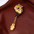 Detail der surrealistischen goldenen Augenbrosche mit Emaille auf dunkler Seide - Schwarzer Ring Kette Augapfel (WP221)