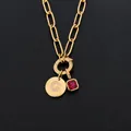 Collana in acciaio inossidabile dorato con lettera G in strass e ciondolo con gemma rossa - Lettera G / Oro