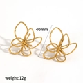Detailweergave van de 40mm gouden bloemoorbellen met handgemaakte textuur en gewicht - Holle Bloemen Oorbellen (TE60429)