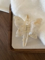 Elegante crèmekleurige vlinder haarklem van acetaat met parelmoer afwerking - Crème Abrikoos Textuur