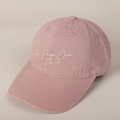 Dettaglio del ricamo bianco su un cappellino in cotone rosa con occhielli di ventilazione - M (56-58cm) / Rosa