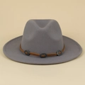 Detail eines grauen Wollfilzhuts mit braunem Band und böhmischen Metallschnallen - M (56-58cm) / Grau (Braunes Seil)