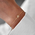 Elegante pulsera de cadena dorada con colgante de letra A y circonitas para mujer - Letra A / Dorado