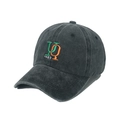 Dettaglio ravvicinato del cappello vintage in tela grigia con ricamo 3D UQ 1983 - Nero