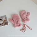 Detalle de la textura de las manoplas de felpa rosa loto con cordón para el cuello - aprox. 3-8 años / Rosa