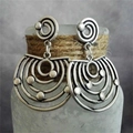 Orecchini a spirale argento vintage con design a ventaglio e piccole sfere in metallo - Argento Antico Campanello a Ventaglio Etnico
