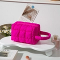Gesteppte rosarote Kosmetiktasche mit Griff und quadratischer Textur für Make-up - Rosarot
