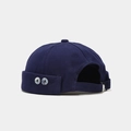 Dettaglio del berretto docker blu navy con bottoni decorativi e cinturino in metallo regolabile - Regolabile / Blu navy