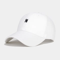 Dettaglio del ricamo nero della lettera N sul berretto da baseball in cotone bianco - Regolabile / Bianco