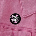 Pin's horreur 'FINAL GIRL' noir avec éclaboussures roses sur une veste en jean rose - Texte Final Girl (XZ8897)