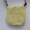 Dettaglio della borsa in paglia intrecciata a mano con sottile tracolla in pelle - Borsa a Tracolla Beige
