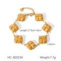 Dettaglio di un bracciale in acciaio inossidabile dorato 18K con maglie quadrate a spirale - Codice Articolo Hc-b20234