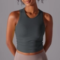 Détail de la texture plissée et du tissu froncé sur le débardeur de yoga gris foncé ajusté - Gris Graphite