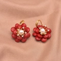Rote Blumenohrringe mit weißer Perle und Goldhaken auf elegantem Seidenhintergrund - Koralle Blume Ohrringe