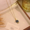 Dettaglio del ciondolo rosa blu vintage con perla e foglia di cristallo su catena - Pendaglio Rosa (N1677) / Blu Reale
