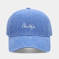 Gros plan de la broderie blanche New York sur la casquette en coton bleu délavé - Rose bonbon