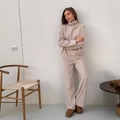 Dames gebreide set in lichtbeige met een coltrui en broek met wijde pijpen - S / Abrikoos