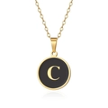 Detail van gouden titanium stalen ketting met ronde hanger van zwart email met de letter C - Goud Letter-C