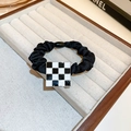 Elegante coletero de satén negro con un adorno de tablero de ajedrez blanco y negro - Tablero de Ajedrez Negro (6#)