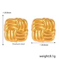 Vista dettagliata degli orecchini quadrati in acciaio al titanio placcati in oro 18k - Stile Quadrato Sottile (20.8mm) / Oro