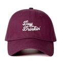 Berretto da baseball in cotone bordeaux con ricamo bianco Day Drinkin' in rilievo - Taglia unica / Borgogna