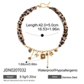 Detalle de collar en acero inoxidable 18K con tela de leopardo y medidas de los dijes - Promo Mariposa y Pájaro (JDN0207032)