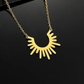 Collier double couche en acier titane doré avec un pendentif soleil rayonnant - Pendentif Éclat de Soleil (2932)