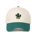 Détail de la broderie cactus sur une casquette de baseball beige et vert foncé - Beige/Vert Foncé