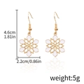 Boucles d'oreilles flocon de neige de Noël dorées avec émail blanc et dimensions - D1088-Flocon de neige
