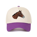Detaillierte Stickerei eines Pferdekopfes auf einer beige-violetten Baseballkappe - Lila