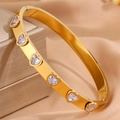Armreif aus Titanstahl mit Herz-Zirkonia und Klappverschluss auf Champagner-Satin - Weißer Strass Herz Stil (SZ580-1-2)
