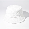 Detalle de la textura suave de piel sintética blanca del gorro de pescador invierno - M (56-58cm) / Blanco
