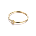 Dettaglio di un anello solitario dorato a sei griffe con zircone tondo lucido - 6 Griffe Singola Pietra / Oro