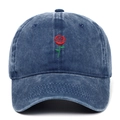 Detailaufnahme der Rosenstickerei auf einer vintage gewaschenen blauen Baumwollkappe - Marineblau