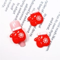 Makroaufnahme von roten 3D-Weihnachtshandschuhen als Nagelkunst-Deko mit Schneemuster - #309