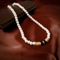 Collier de perles vintage avec fermoir doré et émail noir sur fond de satin brun - 68# Collier - Collier décoratif vintage doré à perles