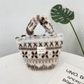 Dettaglio ravvicinato della borsa shopper in peluche con motivi Fair Isle e ricamo - Spiga di grano