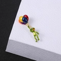 Broche en émail grenouille tenant des ballons colorés sur épingle en métal de qualité - Style Grenouille avec Ballons