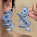 Détail de grandes boucles d'oreilles à pompons bleus avec fleurs en tissu et perles - Longue Fleur en Tissu Bleu (6#)