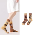 Asymmetrische Dackel-Baumwollsocken in Dunkelbraun und Gelb mit süßen Herzmustern - Dackel-Cartoon-Illustrations-Thema (1051)