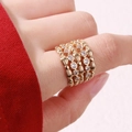 Elegante anello d'oro da donna con pietre lucenti e design a onde di grano multistrato - US 7 / Oro