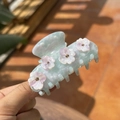 Détail d'une pince à cheveux marbrée bleu clair avec fleurs et strass brillants - Sakura Rose Bleu - Fleur 3D - Pince Crabe Moyenne Strass