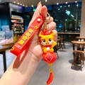 Schattige Chinese draak sleutelhanger met rode kwast en decoratieve geluksband hanger - B416-4 Geel Zittend Boven